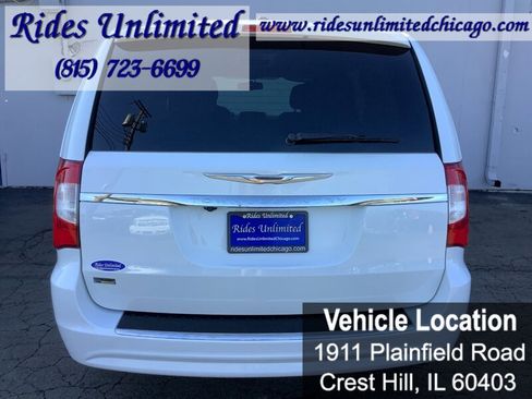 Used 2014 Chrysler Town & Country Touring FWD image 4