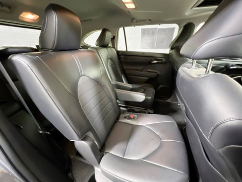 Used 2022 Toyota Highlander XLE image 27