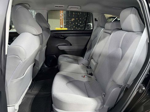 Used 2022 Toyota Highlander LE AWD/4WD image 5