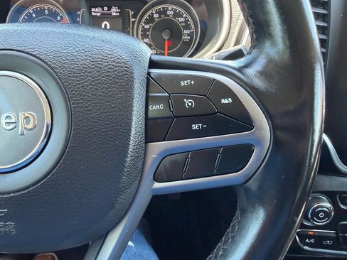 Used 2019 Jeep Cherokee Latitude Plus FWD image 22