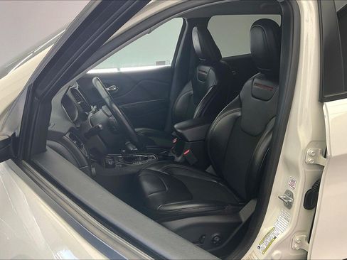 Used 2019 Jeep Cherokee Trailhawk w/ Cold Weather Group AWD/4WD image 17