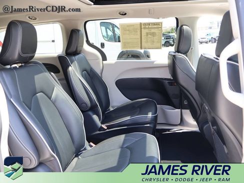 Used 2022 Chrysler Pacifica Limited FWD image 10