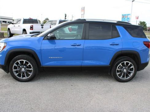 Used 2025 GMC Terrain Elevation w/ Elevation Premium Package FWD image 10