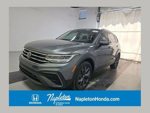 Used 2023 Volkswagen Tiguan SE w/ Panoramic Sunroof Package FWD image 1