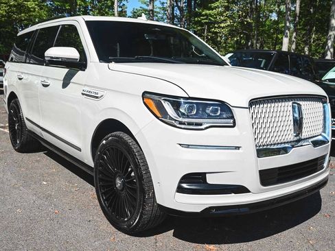 Used 2023 Lincoln Navigator Reserve image 3