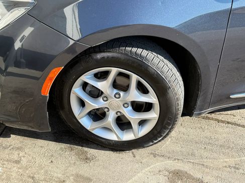Used 2020 Chrysler Pacifica Touring-L FWD image 50