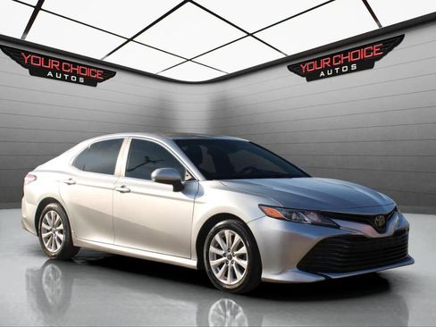 Used 2018 Toyota Camry LE image 3