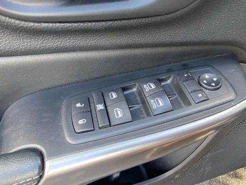 Used 2020 Jeep Cherokee Latitude Plus w/ Comfort/Convenience Group image 19