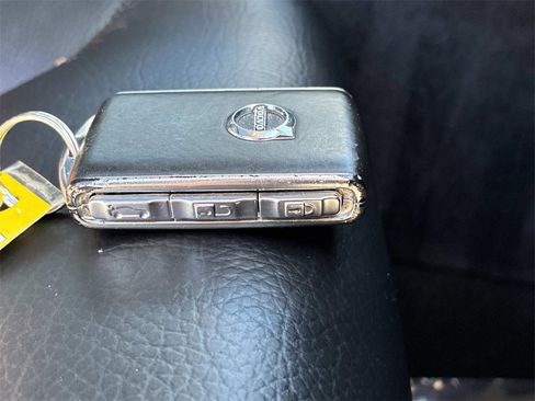 Used 2021 Volvo S60 T5 Inscription image 9