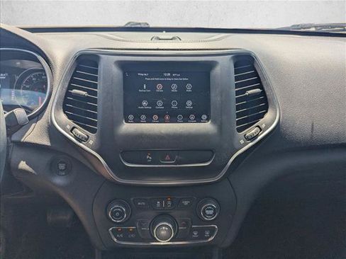 Used 2019 Jeep Cherokee Latitude Plus FWD image 11