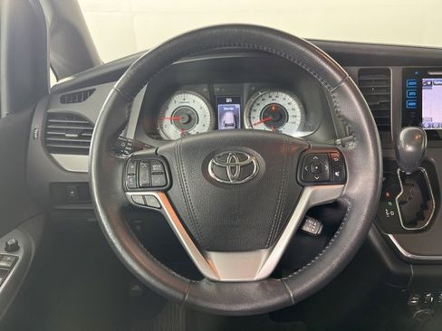 Used 2016 Toyota Sienna SE image 8