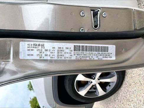 Used 2019 Jeep Cherokee Limited w/ Luxury Group AWD/4WD image 3