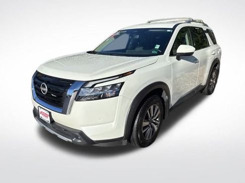 Used 2024 Nissan Pathfinder SL image 3