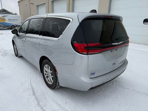 Used 2024 Chrysler Pacifica Touring-L image 6