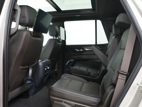 Used 2023 GMC Yukon Denali w/ Advanced Technology Package AWD/4WD image 17