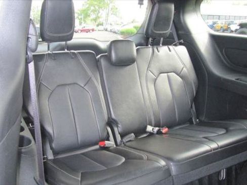 Certified 2025 Chrysler Pacifica Select FWD image 12