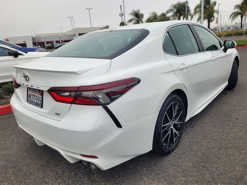 Used 2020 Toyota Camry SE image 4