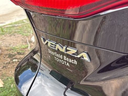 Used 2023 Toyota Venza XLE AWD/4WD image 7
