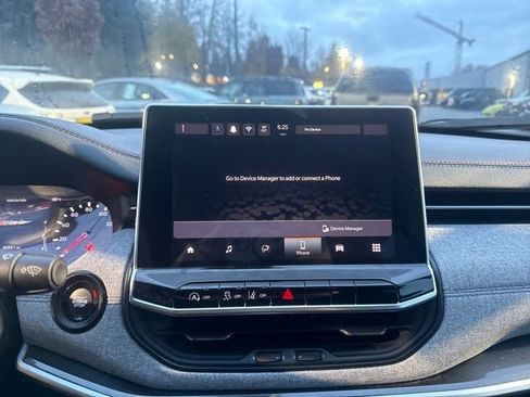 Used 2024 Jeep Compass Latitude image 23