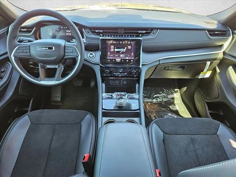 New 2025 Jeep Grand Cherokee Altitude image 14