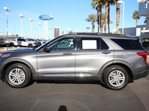 Used 2022 Ford Explorer XLT image 4