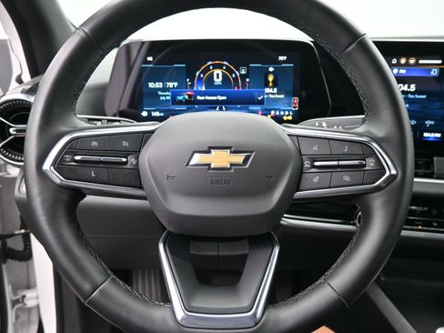 Used 2025 Chevrolet Equinox LT FWD image 13