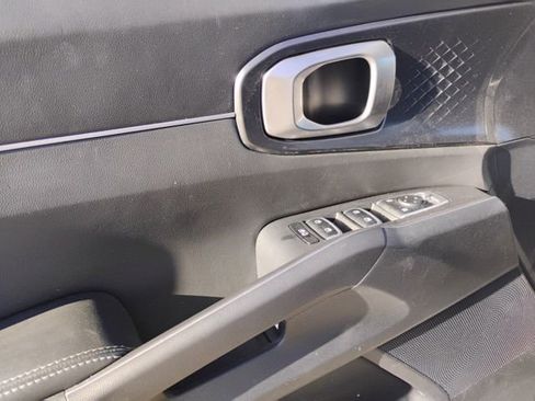 Used 2023 Kia Sorento LX image 8