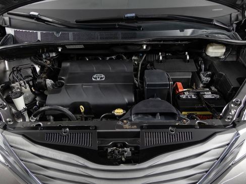 Used 2013 Toyota Sienna XLE image 40