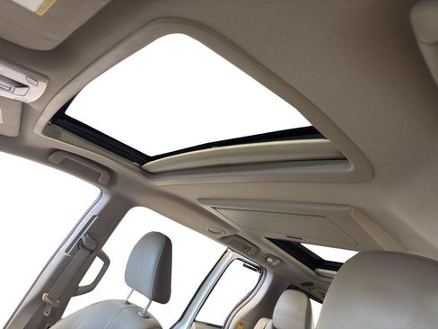 Used 2014 Toyota Sienna Limited w/ Limited Premium Package FWD image 17