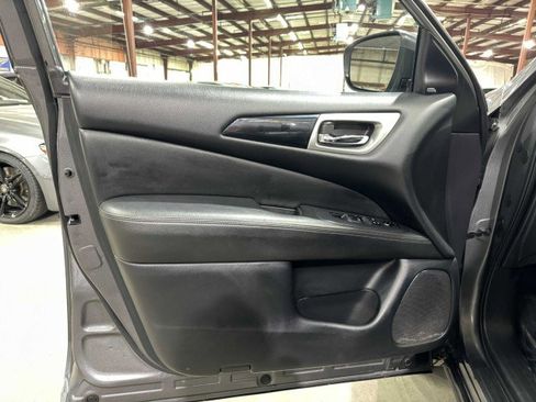 Used 2019 Nissan Pathfinder SV image 17