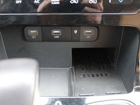 Used 2024 Kia Carnival EX image 35