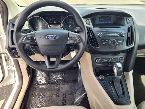 Used 2016 Ford Focus SE w/ SE Power Seat Package FWD image 9