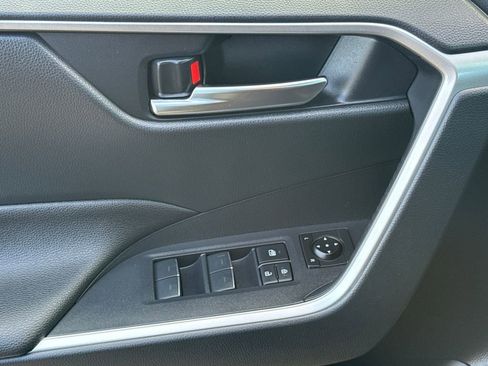 Used 2023 Toyota RAV4 SE image 31