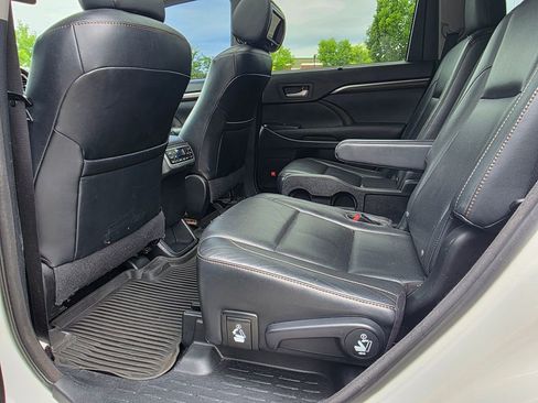 Used 2016 Toyota Highlander Limited Platinum FWD image 30