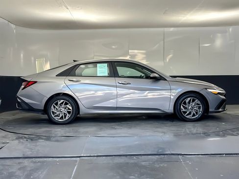 Used 2024 Hyundai Elantra SEL FWD image 2