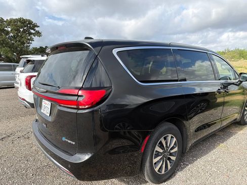 Used 2023 Chrysler Pacifica Touring-L FWD image 7