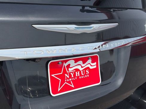 Used 2016 Chrysler Town & Country Touring FWD image 21