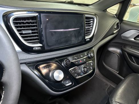 Certified 2022 Chrysler Pacifica Touring-L w/ S Appearance Package image 44