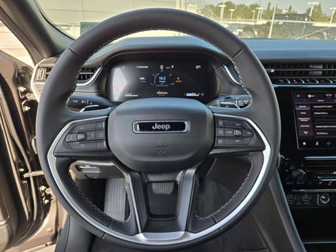 Used 2025 Jeep Grand Cherokee Laredo X RWD image 16