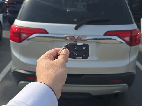 Used 2019 GMC Acadia SLT FWD image 3