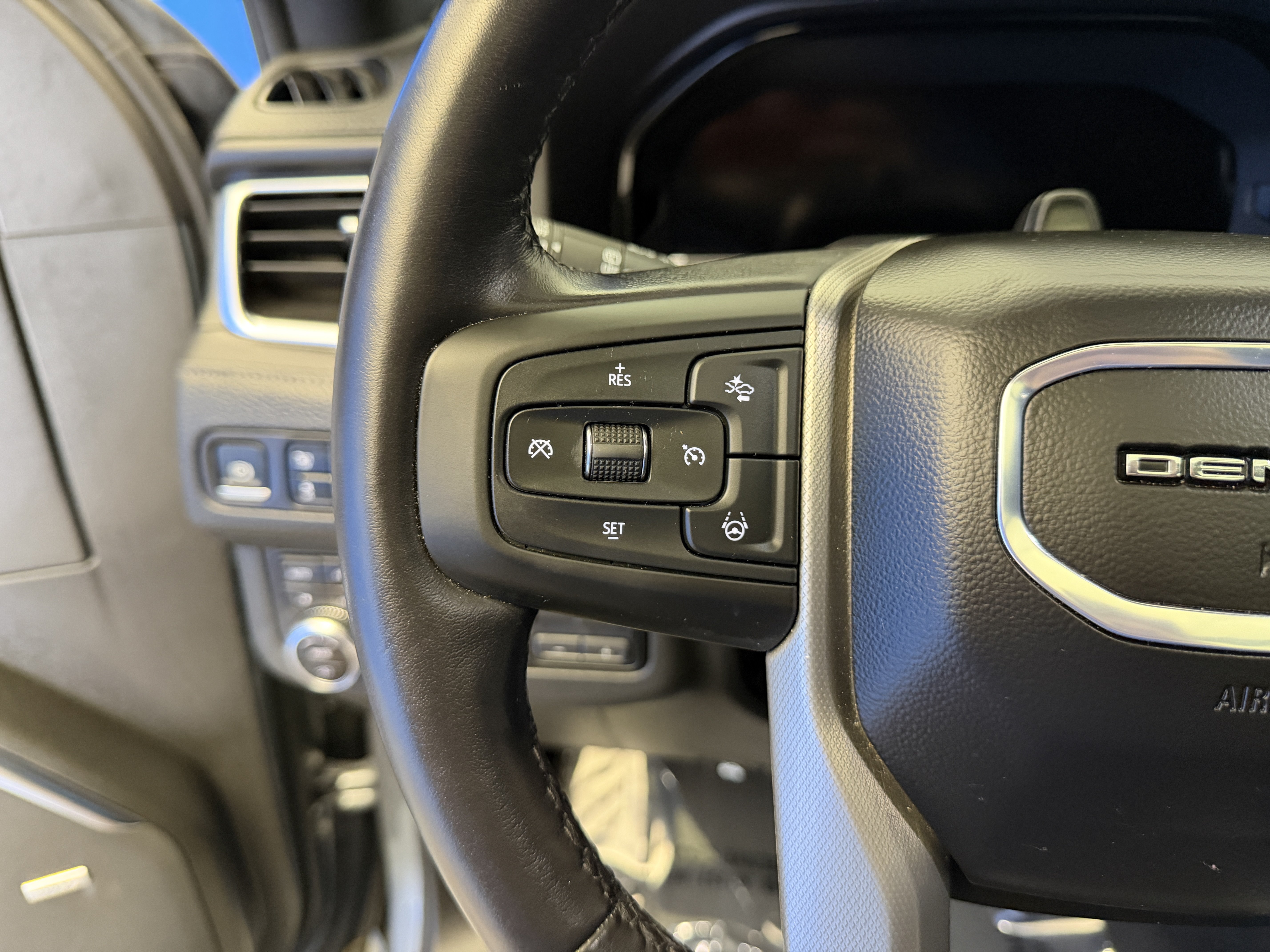 Used 2024 GMC Yukon XL Denali w/ Denali Reserve Package AWD/4WD image 18