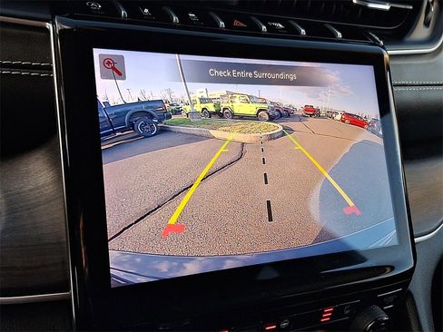 Used 2022 Jeep Grand Cherokee Limited image 19