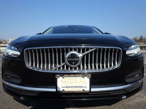 Used 2023 Volvo S90 B6 Plus image 2