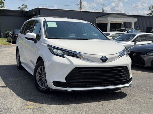 Used 2021 Toyota Sienna LE FWD image 2