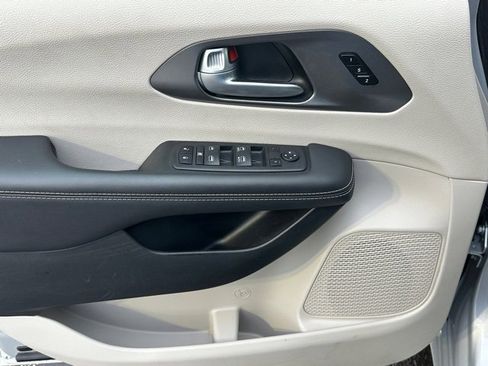 Used 2024 Chrysler Pacifica Touring-L image 22