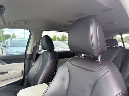 Used 2022 Kia Carnival LX FWD image 5