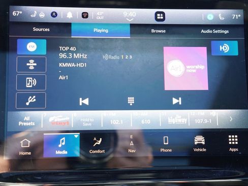 Used 2023 Jeep Grand Cherokee Overland w/ Luxury Tech Group IV AWD/4WD image 31