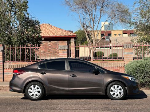Used 2017 Kia Forte LX image 9