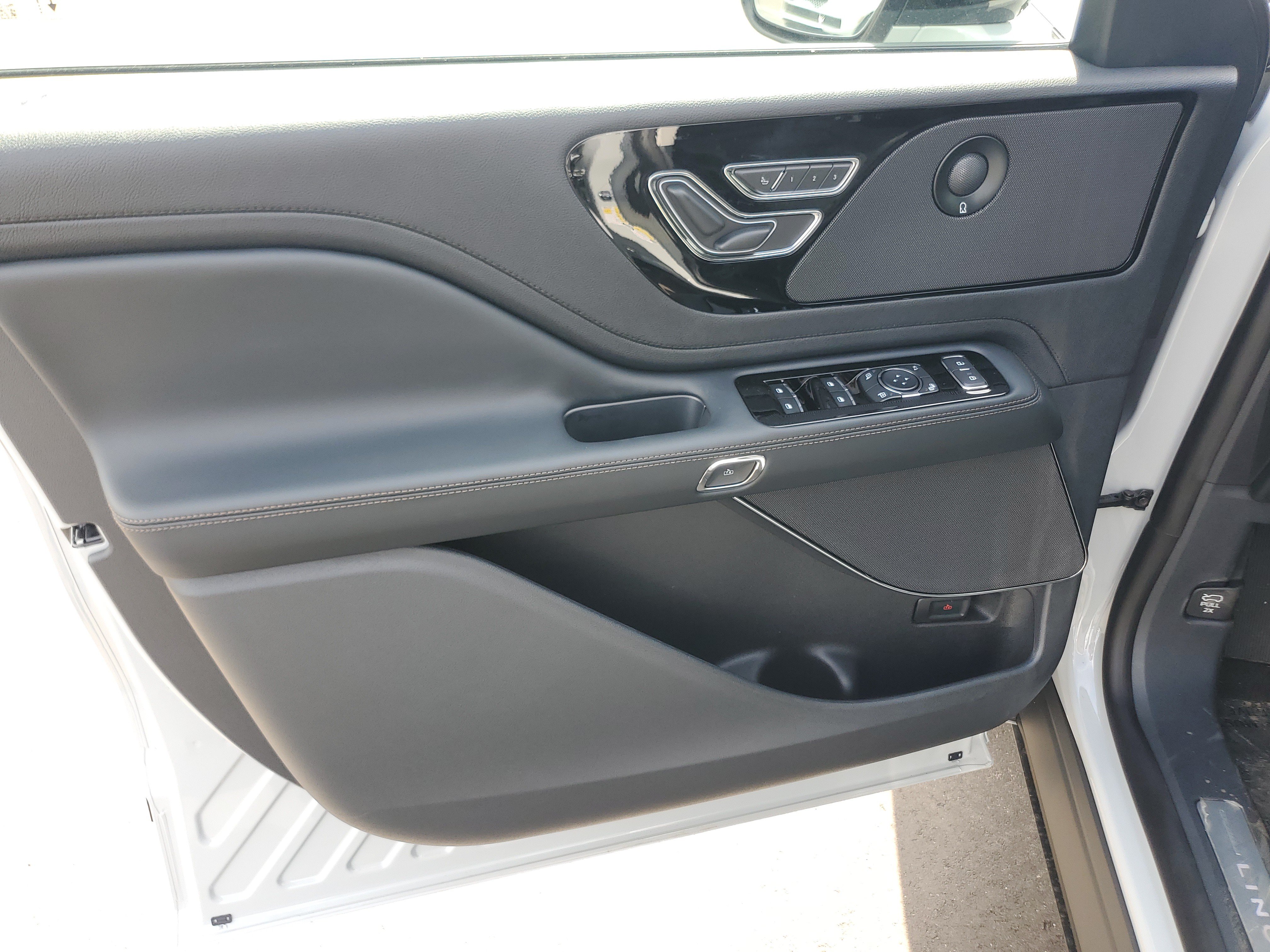 New 2027 Lincoln Aviator Reserve w/ Jet Appearance Package AWD/4WD image 8