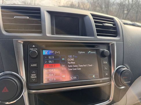 Used 2013 Toyota Highlander Base Plus V6 w/ Cold Weather Pkg image 17